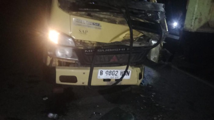 Kondisi mobil colt diesel usai tabrak tronton di Muara Enim