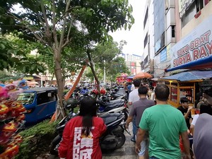 Warga Keluhkan Trotoar di Glodok Jadi Lapak PKL dan Parkir Liar Motor