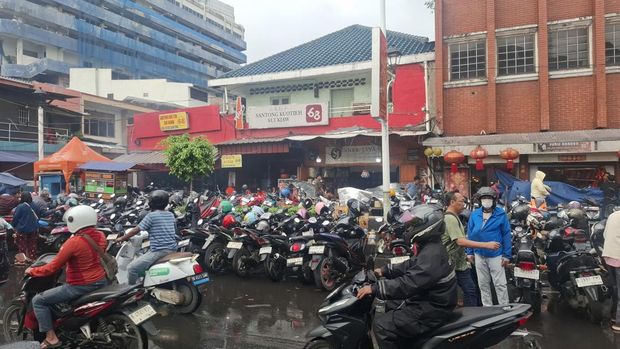 Kondisi trotoar di Glodok, Jakbar yang dipadati lapak PKL dan parkir liar sepeda motor, Sabtu (14/2/2026).