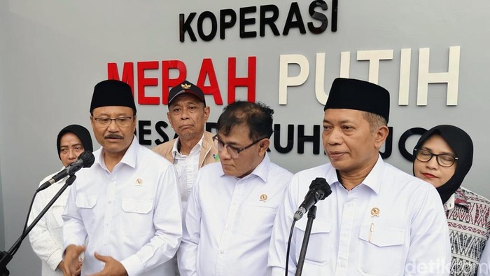 Menteri Koperasi (Menkop) Ferry Juliantono didampingi Menteri Sosial Saifullah Yusuf, Kepala BP Taskin Budikan Sudjatmoko, Wakil Menteri Sosial Agus Jabo Priyono mengunjungi KDMP Dukuhrejo Purworejo, Sabtu (14/2/2026).