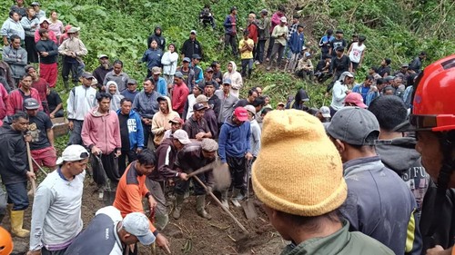 Petugas BPBD, polisi, dan beberapa warga berupaya menggali tanah longsor di Kintamani, Bangli, untuk mengevakuasi Nyoman Buda, Jumat (13/2/2026). (Dok BPBD Bangli).