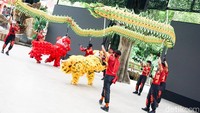 Pengunjung yang datang sejak pagi hari langsung disambut pertunjukan Welcoming Dance dan Barong Liong Show di area loket tol.