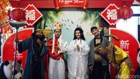 Mini Parade turut memeriahkan suasana dengan menampilkan karakter ikonik seperti Sun Go Kong, Dewi Kwan Im, dan Biksu Tong yang berparade menuju area Rain Forest.
