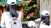 Momen kebersamaan juga terlihat saat keluarga membawa anak-anak berinteraksi langsung dan mengabadikan foto bersama red panda.