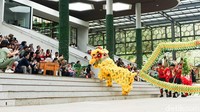 Pertunjukan barongsai turut menyedot perhatian pengunjung yang berkumpul menyaksikan atraksi dengan iringan musik tradisional.