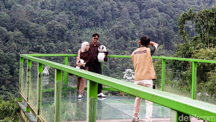 Kawasan Puncak, Bogor, Sabtu (14/2/2026), dipadati wisatawan yang memanfaatkan libur panjang Tahun Baru Imlek untuk berlibur bersama keluarga.