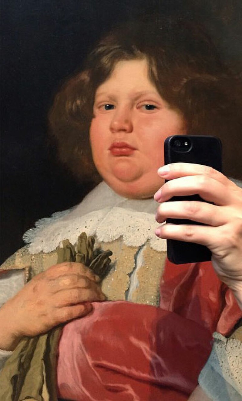 Lukisan klasik abad pertengahan ini tampak seperti sedang mengangkat ponsel untuk selfie