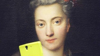 Halaman Instagram Museum of Selfies mengambil perasaan itu dan mengubahnya menjadi lelucon visual yang benar-benar cerdas: wajah-wajah yang dilukis klasik tiba-tiba tampak seperti hidup di era kita, di tengah guliran, di tengah pose, tertangkap tengah mengambil foto selfie. Foto: Boredpanda