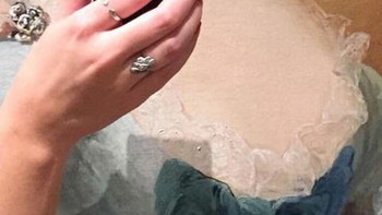 Perempuan bangsawan dengan gaun elegan tampak tersenyum tipis sambil memegang ponsel, seperti sedang bersiap mengunggah foto estetik ke feed. Foto: Boredpanda