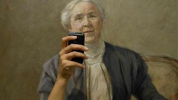 Potret lansia ini seolah ikut tren selfie, menghadirkan humor visual dari perpaduan wajah klasik dan smartphone modern. Foto: Boredpanda