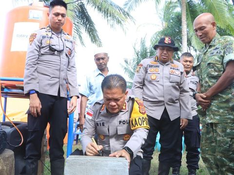 Mahasiswa Sekolah Tinggi Ilmu Kepolisian (STIK) Angkatan 83 Lemdiklat Polri menginstalasi sumur bor di Aceh Utara.