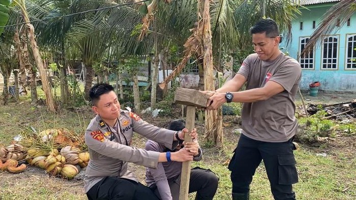 Mahasiswa Sekolah Tinggi Ilmu Kepolisian (STIK) Angkatan 83 Lemdiklat Polri menginstalasi sumur bor di Aceh Utara.