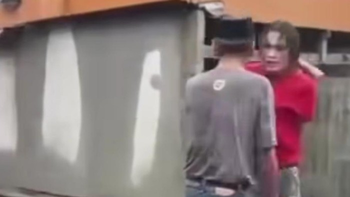 Maling (baju merah) kepergok hendak melakukan pencurian di rumah warga di Makassar.