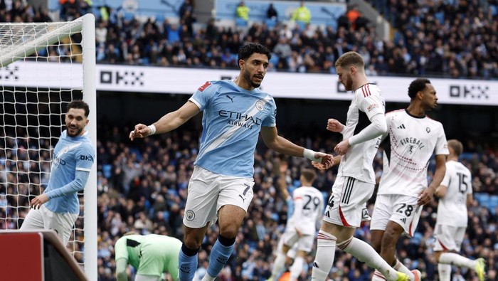 Manchester City melaju ke Babak Kelima Piala FA usai kalahkan Salford City 2-0.