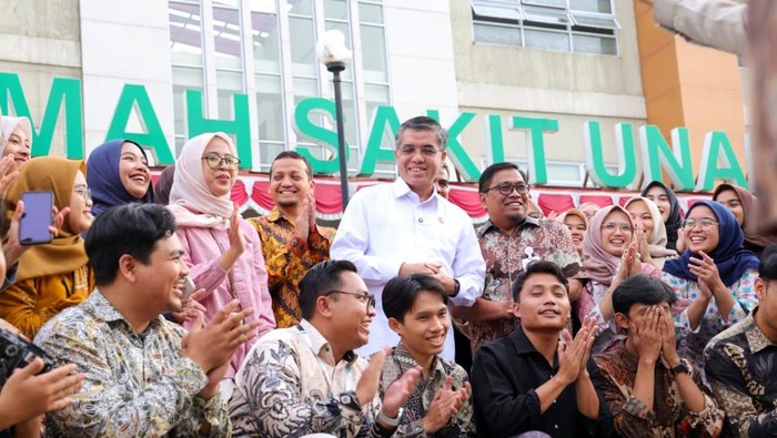 Menaker Yassierli dan peserta magang nasional