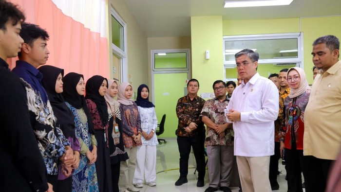 Menaker Yassierli dan peserta magang nasional