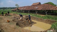 Kebutuhan batu bata di wilayah Jabodetabek selama puluhan tahun banyak disokong oleh lio-lio di Cibarusah, Kabupaten Bekasi. Lio adalah pabrik bata merah tradisional ini telah beroperasi sejak 1980-an dan menjadi usaha turun-temurun warga setempat.