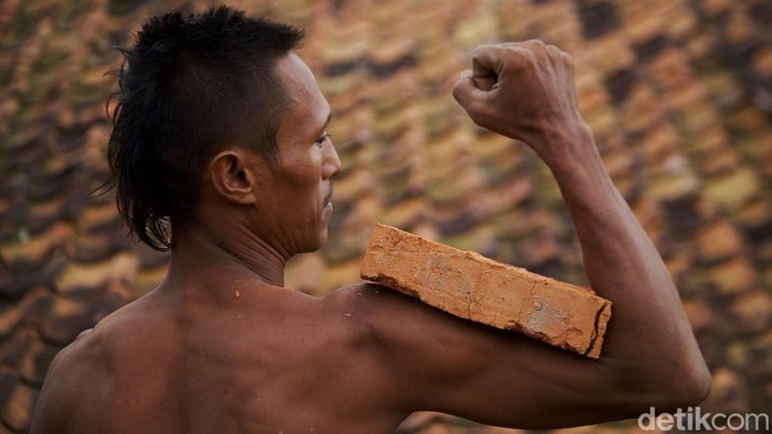 Kebutuhan batu bata di wilayah Jabodetabek selama puluhan tahun banyak disokong oleh lio-lio di Cibarusah, Kabupaten Bekasi. Lio adalah pabrik bata merah tradisional ini telah beroperasi sejak 1980-an dan menjadi usaha turun-temurun warga setempat.