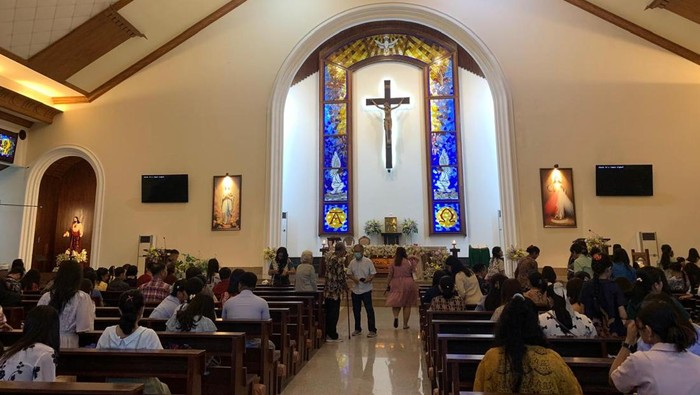 Suasana setelah misa Katolik di Gereja Maria Ratu Rosari Kare, Keuskupan Agung Makassar