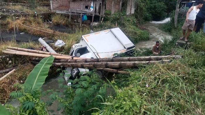 Mobil boks terjun ke parit di Tana Toraja gegara sopir mengantuk.