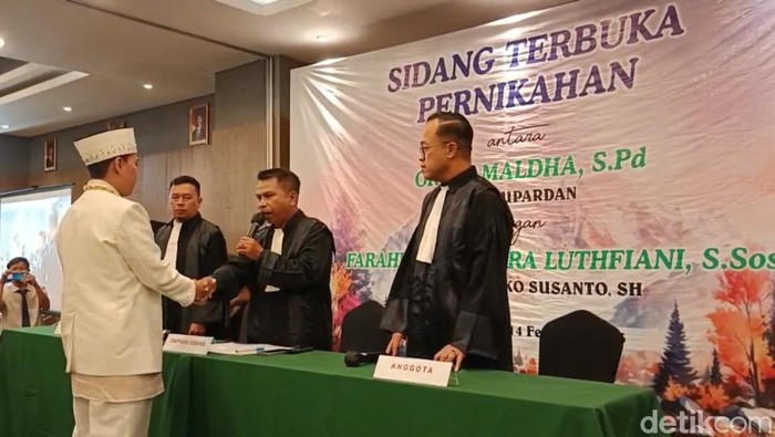 Suasana ijab kabul yang dikemas dengan konsep persidangan di Hotel Luminor Purwokerto, Kabupaten Banyumas, Sabtu (14/2/2026).