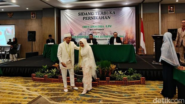 Suasana ijab kabul yang dikemas dengan konsep persidangan di Hotel Luminor Purwokerto, Kabupaten Banyumas, Sabtu (14/2/2026).