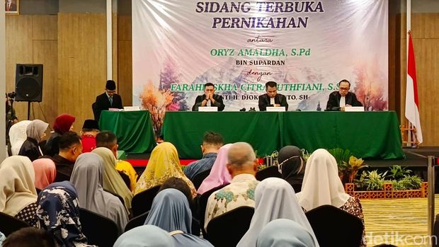 Suasana ijab kabul yang dikemas dengan konsep persidangan di Hotel Luminor Purwokerto, Kabupaten Banyumas, Sabtu (14/2/2026).