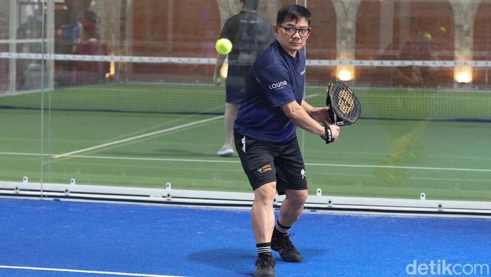 Padel makin populer di Indonesia. Olahraga ini diminati berbagai kalangan karena seru, inklusif, dan mudah dimainkan.