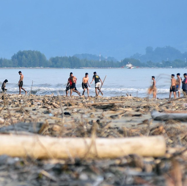 Pantai Pasia Jambak Padang Dipenuhi Sampah