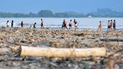Pantai Pasia Jambak Padang Dipenuhi Sampah
