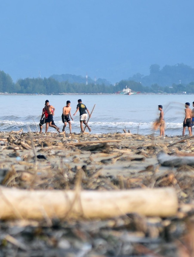 Pantai Pasia Jambak Padang Dipenuhi Sampah