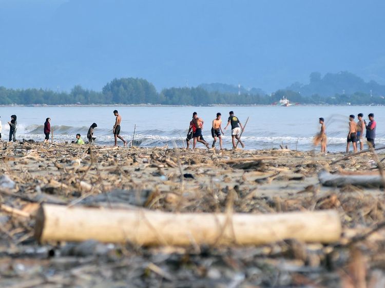 Pantai Pasia Jambak Padang Dipenuhi Sampah