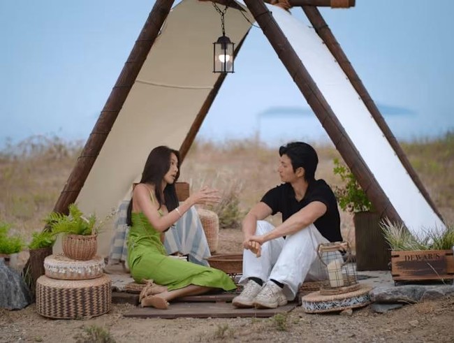 Perjalanan cinta Choi Mina Sue juga penuh liku. Ia sempat terlibat cinta segitiga dan beberapa kali berpindah haluan sebelum akhirnya menyadari perasaannya untuk Lee Sung Hun alias Samuel Lee. Foto: dok. Netflix