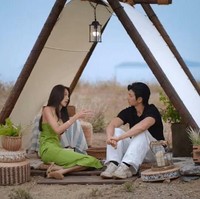 Perjalanan cinta Choi Mina Sue juga penuh liku. Ia sempat terlibat cinta segitiga dan beberapa kali berpindah haluan sebelum akhirnya menyadari perasaannya untuk Lee Sung Hun alias Samuel Lee. Foto: dok. Netflix