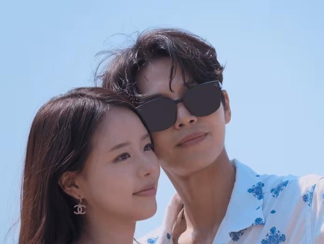 Hubungan Park Hee Sun dan Lim Su Been dimulai dengan ketertarikan nyata. Konflik sempat muncul ketika Park Hee Sun mengetahui Kim Min Gee dan Lim Su Been tidur di tempat yang sama di Paradise. Namun, keduanya dapat menyelesaikan kesalahpahaman tersebut dan berlayar di episode finalnya. Foto: dok. Netflix