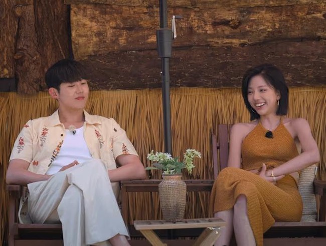 Tak ketinggalan, ada Kim Go Eun yang harus menentukan pilihan di antara tiga pria yang tertarik padanya. Ia akhirnya menjatuhkan pilihan pada Woo Sung Min karena merasa lebih nyaman dan diperhatikan. Foto: dok. Netflix