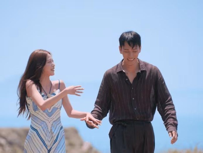 Di sisi lain, Lee Joo Yung sudah punya dua kandidat kuat. Namun chemistry alaminya dengan Kim Jae Jin terasa semakin solid setelah dua kencan sukses di Paradise. Ia pun mantap memilih Kim Jae Jin sebagai pasangan di finale. Foto: dok. Netflix
