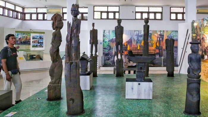 Patung sapundu di Museum Balanga, Kalimantan Tengah.