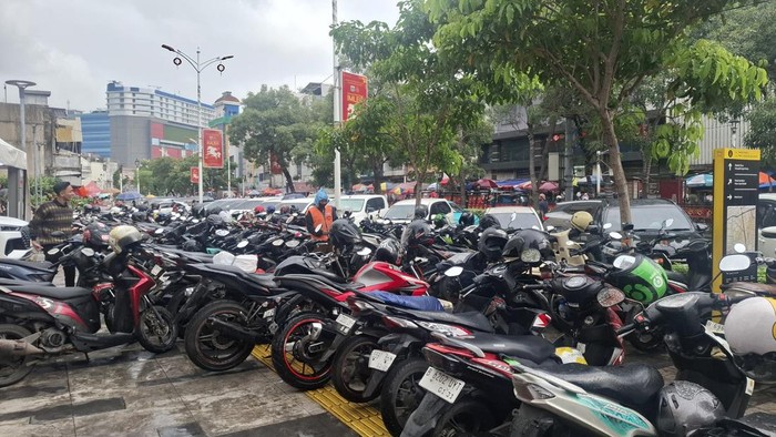 Pedagang kaki lima (PKL) dan parkir liar motor kembali memenuhi trotoar di kawasan Glodok, Jakbar.
