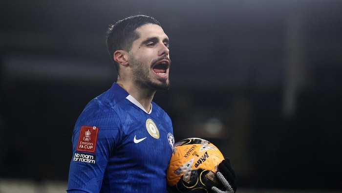 Soccer Football -  FA Cup - Fourth Round - Hull City v Chelsea  - MKM Stadium, Hull, Britain - February 13, 2026 Chelseas Pedro Neto holds the match ball after scoring a hat trick Action Images via Reuters/Lee Smith