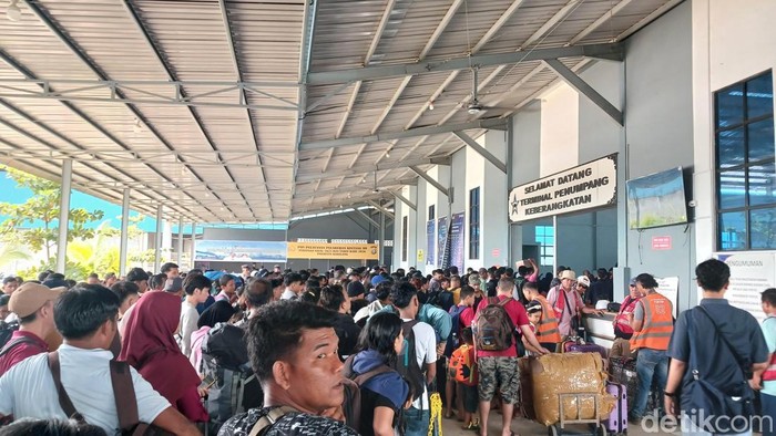 Suasana aktivitas penumpang di Pelabuhan Batam saat mudik Nataru 2025-2026