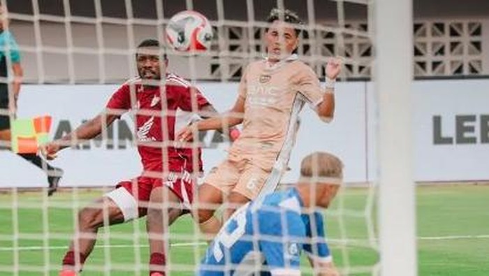 Peluang Jacques Medina yang digagalkan Sonny Steven berujung kekalahan PSM Makassar dari Dewa United dengan skor 0-2.