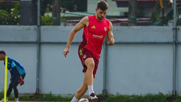 Pemain baru PSM Makassar Dusan Lagator siap melakoni laga debutnya saat menghadapi Dewa United di Stadion Gelora BJ Habibie, Parepare.