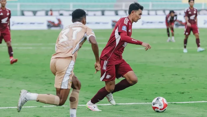 Pemain PSM Makassar Daffa Salman mencoba melewati pemain Dewa United Alta Ballah dalam laga di Stadion Gelora BJ Habibie.