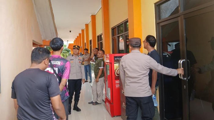 Polisi menggelar olah TKP di SMK Negeri 2 Ponorogo setelah dibobol maling