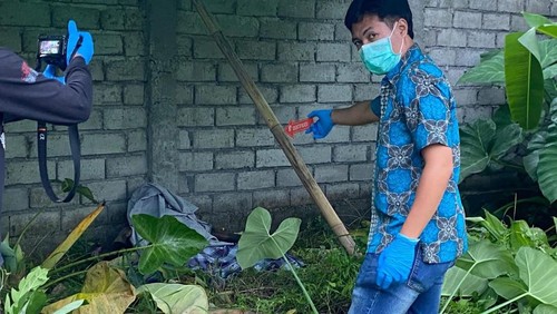 Polisi melakukan olah TKP penemuan mayat di lahan kosong wilayah Kelurahan Bertais, Kecamatan Sandubaya, Kota Mataram, NTB, Jumat (14/2/2026). (Foto : Dok Polresta Mataram).