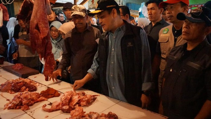 Penjabat Sekretaris Daerah Provinsi Bengkulu Herwan Antoni saat melakukan sidak ke pasar