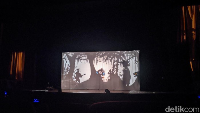 Pertunjukan teater bayangan Lutung Kasarung