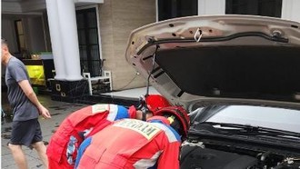 Sanca Albino Warga Jaktim Menghilang, Ternyata Ngumpet di Kap Mobil