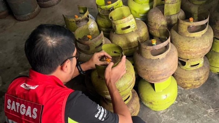 Petugas satgas Pertamina melakukan pengecekan pada salah satu tabung LPG 3 kg